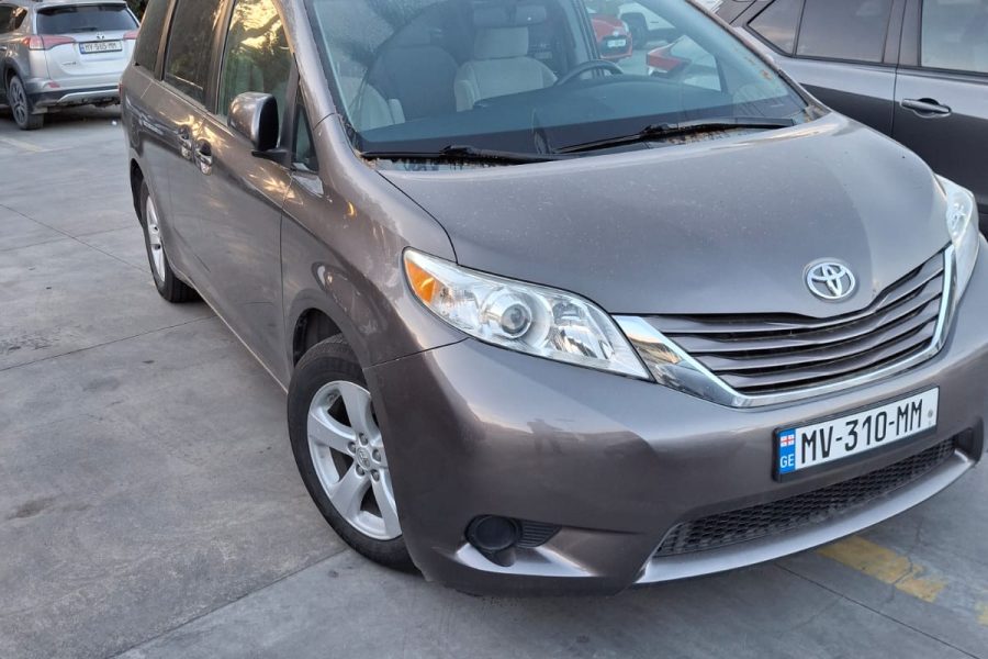 2015 Toyota Sienna   (Petrol )