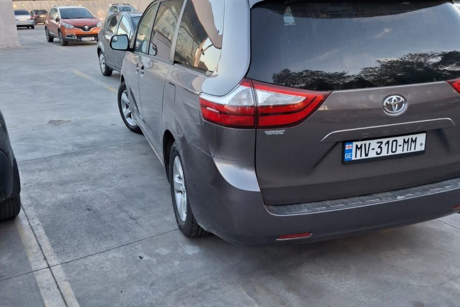 2015 Toyota Sienna   (Petrol )