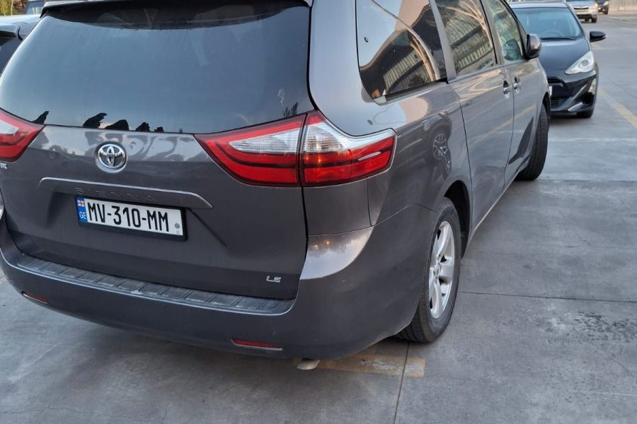 2017 Toyota Sienna   (Petrol )