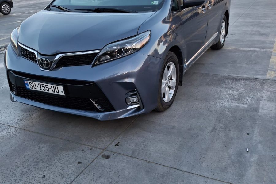 2017 Toyota Sienna   (Petrol )